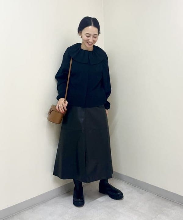 越智 里美さんの「BEAMS WOMEN｜CHRISTIAN VILLA / レザー バニティーバッグ」を使ったコーディネート