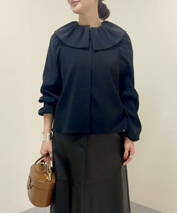 越智 里美さんの「BEAMS WOMEN｜CHRISTIAN VILLA / レザー バニティーバッグ」を使ったコーディネート
