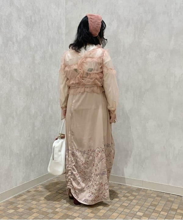 乙藤 侑里さんの「BEAMS WOMEN｜maturely / Embroidery Cut off Dress」を使ったコーディネート