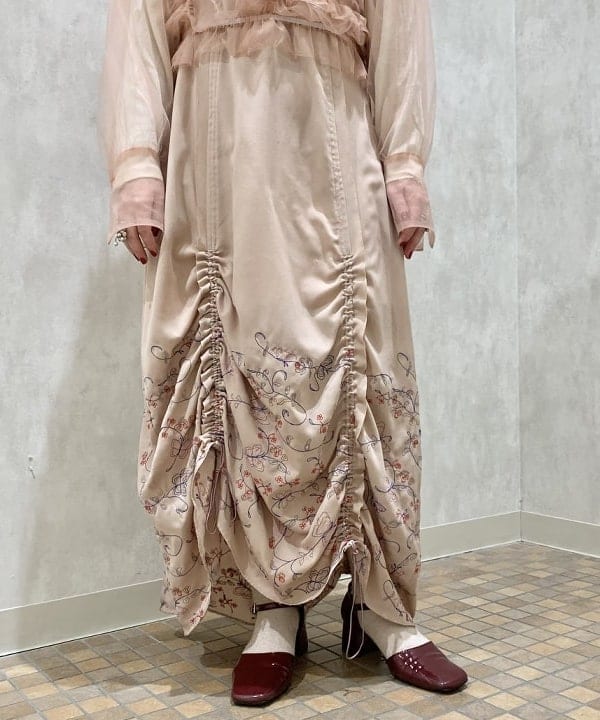 乙藤 侑里さんの「BEAMS WOMEN｜maturely / Embroidery Cut off Dress」を使ったコーディネート