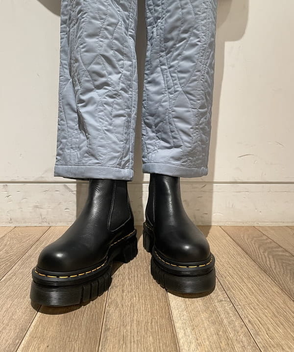 鈴木 亜美さんの「BEAMS WOMEN｜Dr.Martens / AUDRICK」を使ったコーディネート