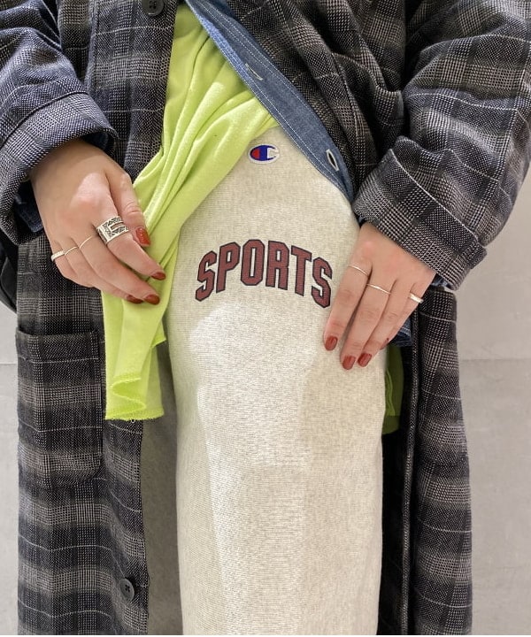 吉野 多恵さんの「BEAMS WOMEN｜【別注】BUZZ RICKSON'S / シャンブレー ロングスリーブ シャツ」を使ったコーディネート