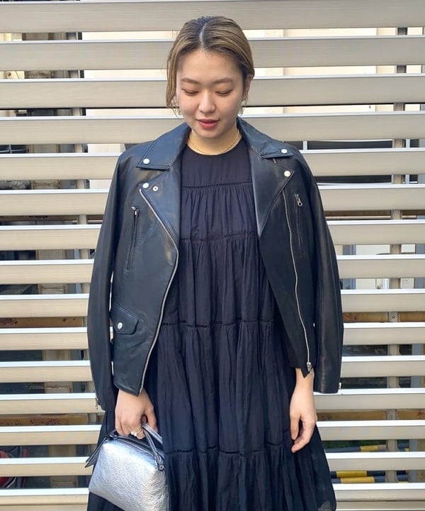 千田 静香さんの「BEAMS WOMEN｜GIANNI CHIARINI / メタリック ALIFA レザーショルダーバッグ S」を使ったコーディネート