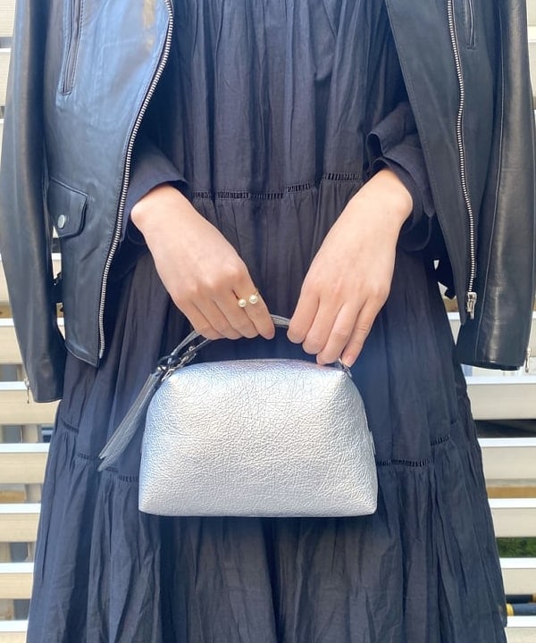 千田 静香さんの「BEAMS WOMEN｜GIANNI CHIARINI / メタリック ALIFA レザーショルダーバッグ S」を使ったコーディネート