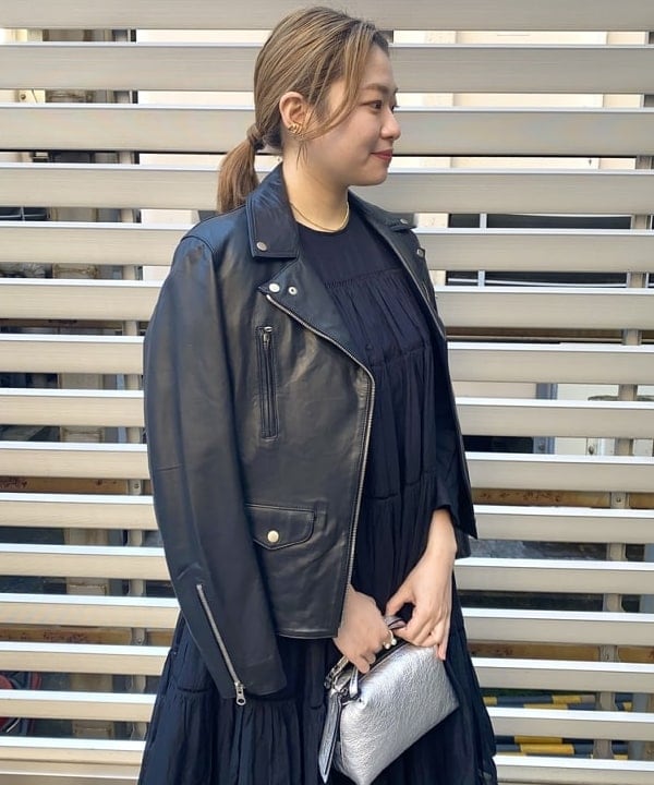 千田 静香さんの「BEAMS WOMEN｜GIANNI CHIARINI / メタリック ALIFA レザーショルダーバッグ S」を使ったコーディネート
