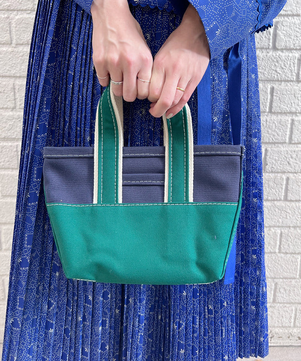 清水 彩乃さんの「BEAMS WOMEN｜L.L.Bean × BEAMS PLUS ＆ BEAMS BOY / Deep Bottom Deluxe Boat and Tote Mini」を使ったコーディネート