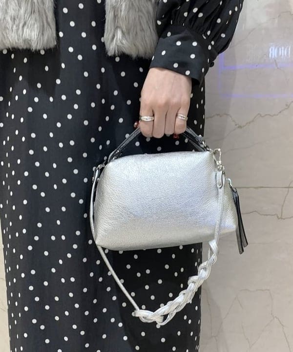 カワライさんの「BEAMS WOMEN｜GIANNI CHIARINI / メタリック ALIFA レザーショルダーバッグ S」を使ったコーディネート