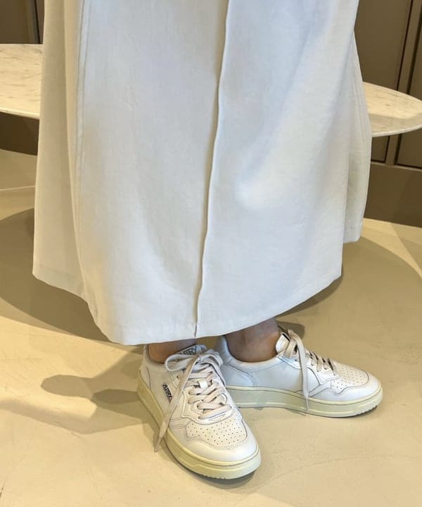 中丸　栞さんの「BEAMS WOMEN｜AUTRY / MEDALIST LOW レザースニーカー」を使ったコーディネート