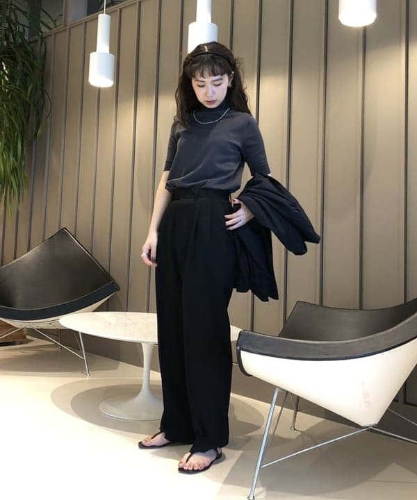 佐藤 美樹さんの「BEAMS WOMEN｜AK+1 / スーパーブラック ストレートパンツ」を使ったコーディネート