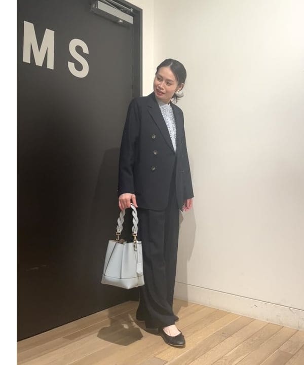 鈴木 亜美さんの「BEAMS WOMEN｜Demi-Luxe BEAMS / ダブルパール イヤリング」を使ったコーディネート