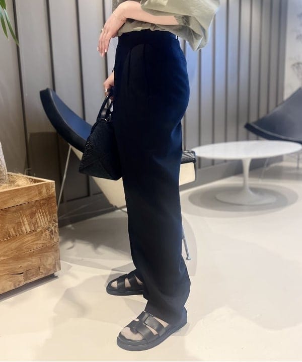大川 美咲さんの「BEAMS WOMEN｜AK+1 / スーパーブラック ストレートパンツ」を使ったコーディネート