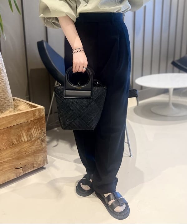 大川 美咲さんの「BEAMS WOMEN｜AK+1 / スーパーブラック ストレートパンツ」を使ったコーディネート