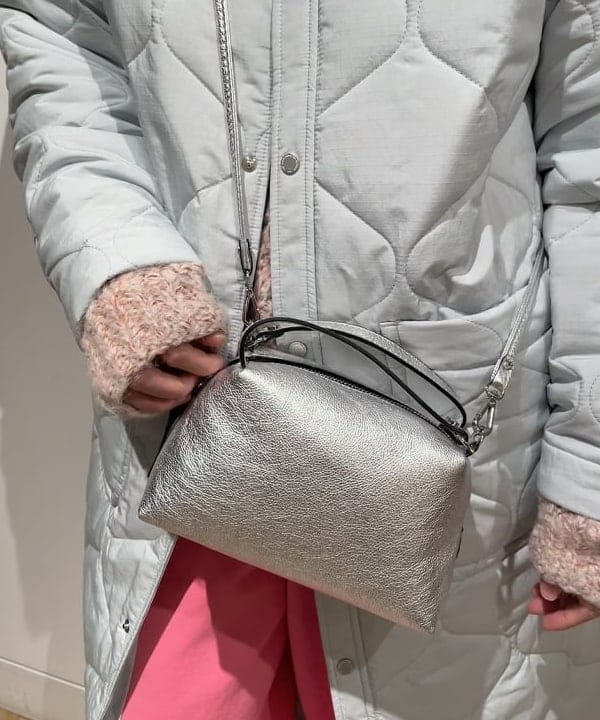 溝口　慶さんの「BEAMS WOMEN｜GIANNI CHIARINI / メタリック ALIFA レザーショルダーバッグ S」を使ったコーディネート