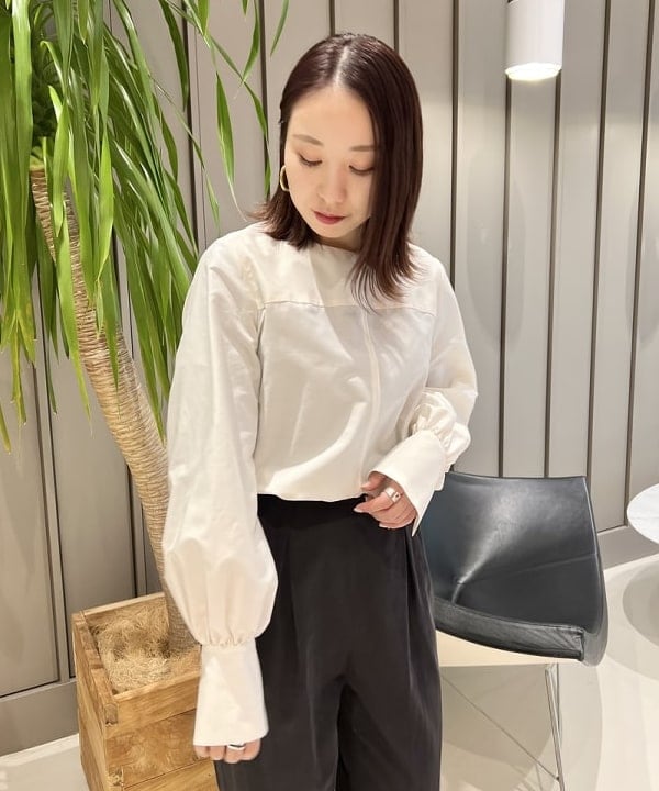 大川 美咲さんの「BEAMS WOMEN｜AK+1 / シルクコットン ブラウス」を使ったコーディネート