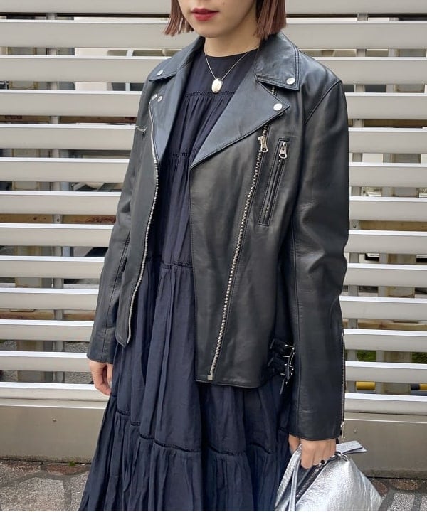 SAKAIさんの「BEAMS WOMEN｜GIANNI CHIARINI / メタリック ALIFA レザーショルダーバッグ S」を使ったコーディネート