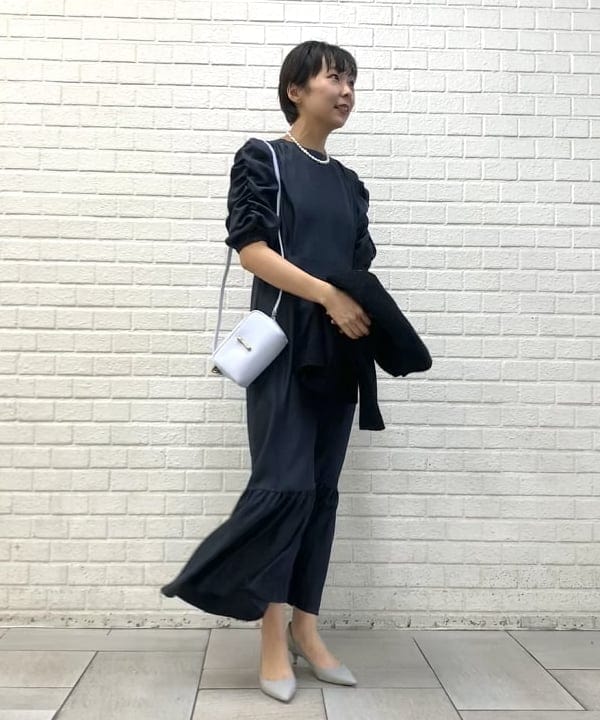内山 瑛美さんの「BEAMS WOMEN｜TOFF&LOADSTONE × Demi-Luxe BEAMS / 別注 レヴューミニ ライトシュリンク ショルダーバッグ」を使ったコーディネート