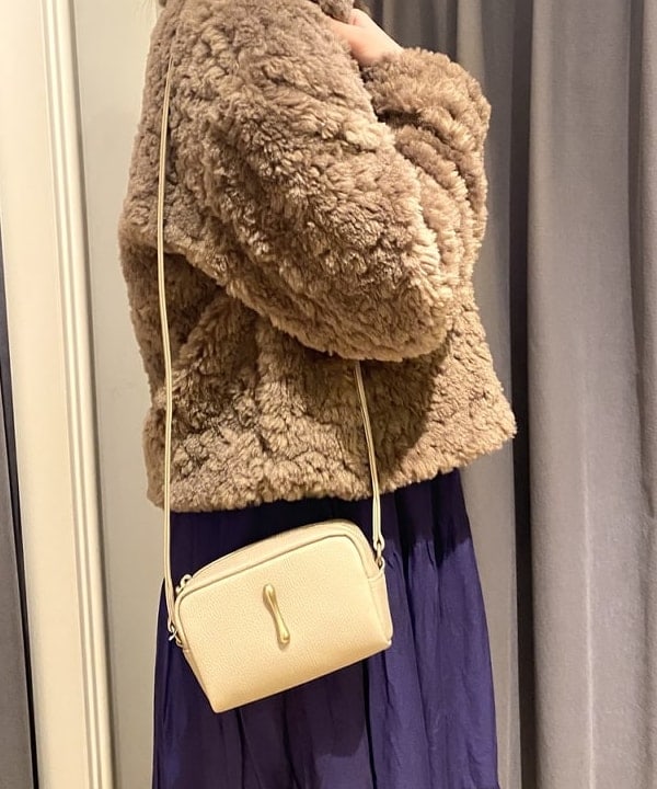 千田 静香さんの「BEAMS WOMEN｜TOFF&LOADSTONE × Demi-Luxe BEAMS / 別注 レヴューミニ ライトシュリンク ショルダーバッグ」を使ったコーディネート