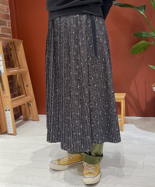 エノモト アミさんの「BEAMS WOMEN｜BEAMS BOY / プリント プリーツスカート」を使ったコーディネート