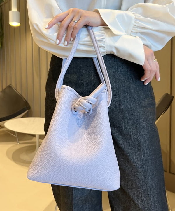 隈元 楓さんの「BEAMS WOMEN｜AK+1 / シルクコットン ブラウス」を使ったコーディネート