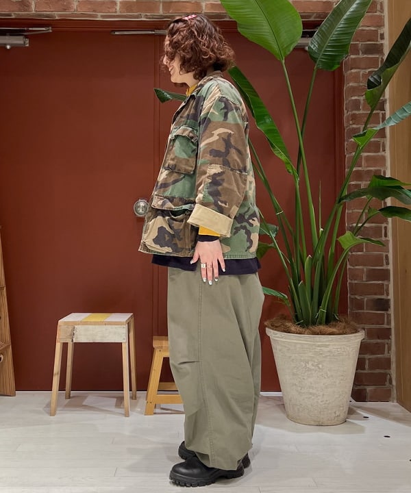 エノモト アミさんの「BEAMS WOMEN｜BEAMS BOY / US ARMY オーバー パンツ」を使ったコーディネート
