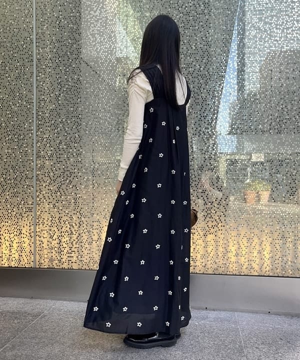 山田 千遥さんの「BEAMS WOMEN｜PAPYRUS / Candy Wrapper ハンドバッグ ミディアム」を使ったコーディネート