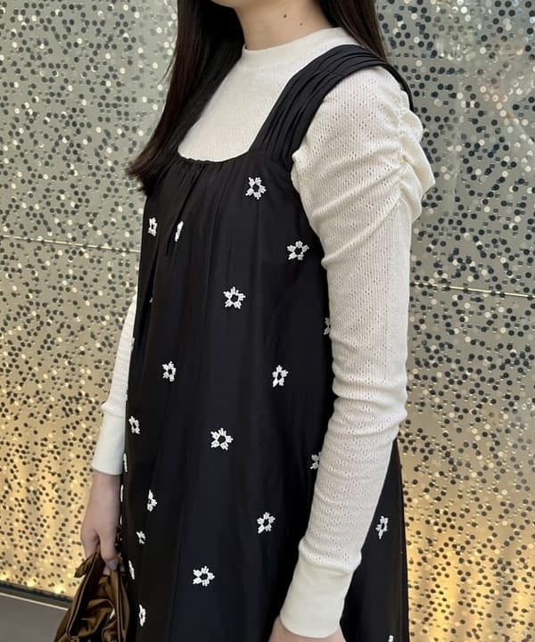 山田 千遥さんの「BEAMS WOMEN｜PAPYRUS / Candy Wrapper ハンドバッグ ミディアム」を使ったコーディネート