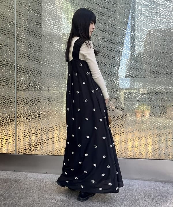 山田 千遥さんの「BEAMS WOMEN｜PAPYRUS / Candy Wrapper ハンドバッグ ミディアム」を使ったコーディネート