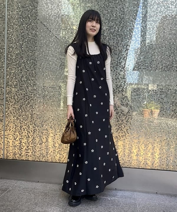 山田 千遥さんの「BEAMS WOMEN｜PAPYRUS / Candy Wrapper ハンドバッグ ミディアム」を使ったコーディネート