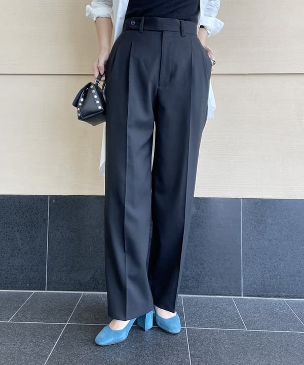 住吉　明佳さんの「BEAMS WOMEN｜AK+1 / スーパーブラック ストレートパンツ」を使ったコーディネート