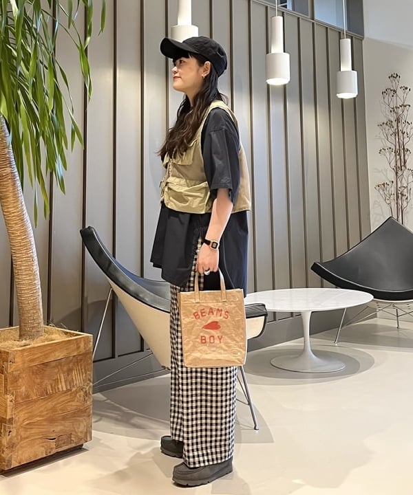 カスタニ モモノさんの「BEAMS WOMEN｜BEAMS BOY / BBロゴ ショップバック」を使ったコーディネート
