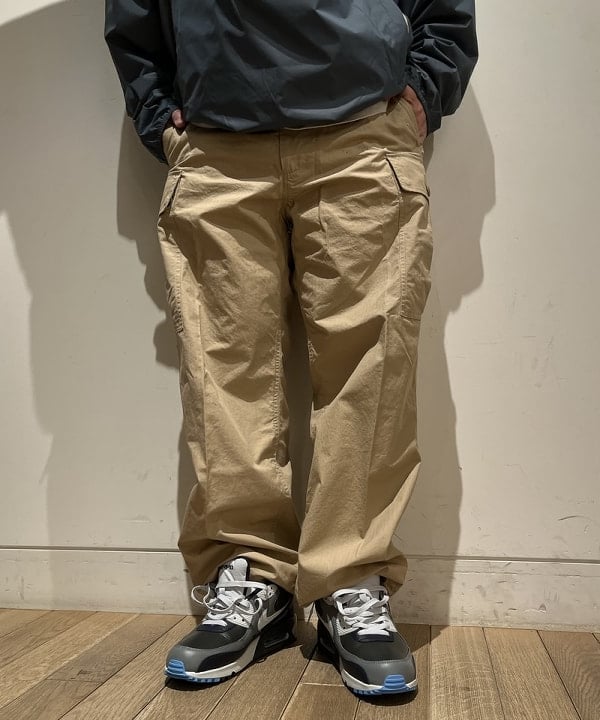 滝沢 一喜さんの「BEAMS WOMEN｜BEAMS PLUS / リップストップ ミリタリー 6ポケット パンツ▲」を使ったコーディネート