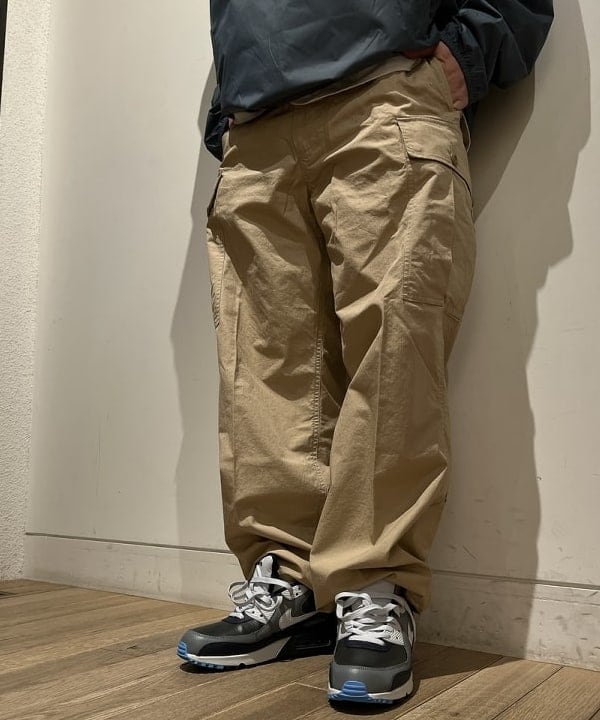 滝沢 一喜さんの「BEAMS WOMEN｜BEAMS PLUS / リップストップ ミリタリー 6ポケット パンツ▲」を使ったコーディネート