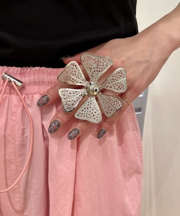 おミツさんの「BEAMS WOMEN｜Ray BEAMS / ビッグ フラワー リング」を使ったコーディネート