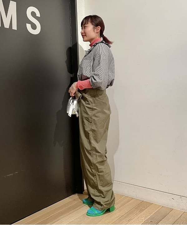 葛岡 七海さんの「BEAMS WOMEN｜GIANNI CHIARINI / メタリック ALIFA レザーショルダーバッグ S」を使ったコーディネート