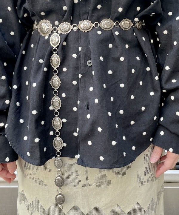 コウリキ　マミさんの「BEAMS WOMEN｜ARROW NOVELTY / コンチョ ベルト 22FW」を使ったコーディネート