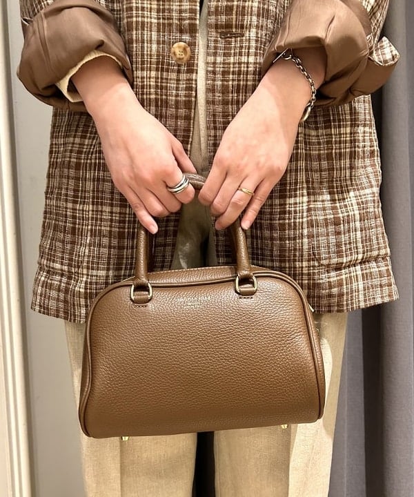 千田 静香さんの「BEAMS WOMEN｜CHRISTIAN VILLA / レザー ミニボストンバッグ」を使ったコーディネート