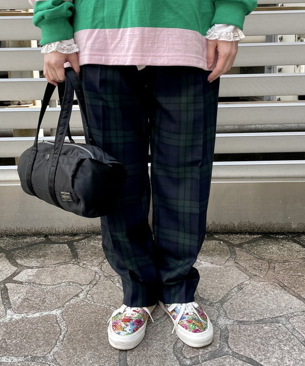 コウリキ　マミさんの「BEAMS WOMEN｜BEAMS BOY / ポリエステル ウール シンチ バック スラックス」を使ったコーディネート