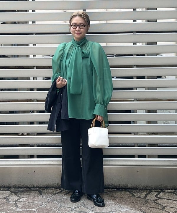 千田 静香さんの「BEAMS WOMEN｜オーガンジー リボンブラウス」を使ったコーディネート