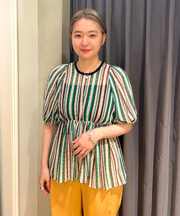 千田 静香さんの「BEAMS WOMEN｜Demi-Luxe BEAMS / ドビークロス タックパンツ」を使ったコーディネート