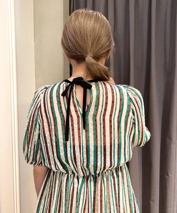 千田 静香さんの「BEAMS WOMEN｜Demi-Luxe BEAMS / ドビークロス タックパンツ」を使ったコーディネート