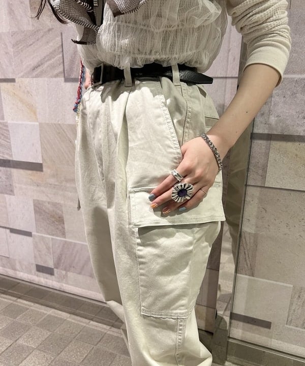 庭野 優紀さんの「BEAMS WOMEN｜Otro Accesorio / フラワー リング」を使ったコーディネート