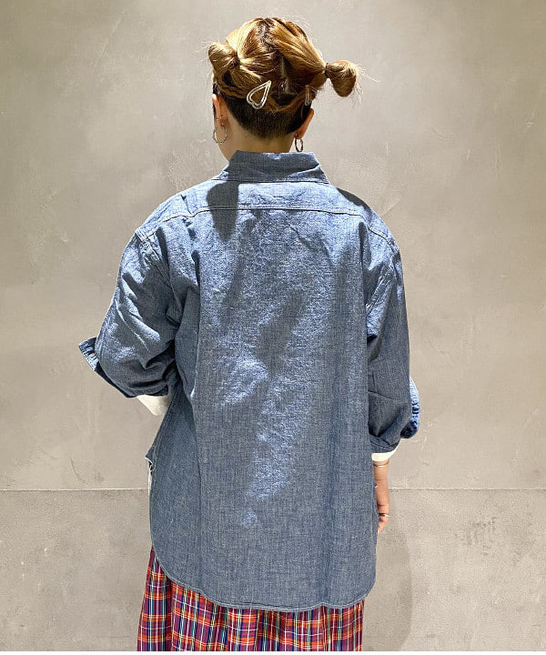 吉野 多恵さんの「BEAMS WOMEN｜【別注】BUZZ RICKSON'S / シャンブレー ロングスリーブ シャツ」を使ったコーディネート