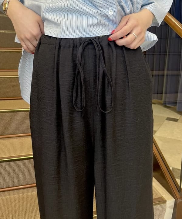 蒲原 捺美さんの「BEAMS WOMEN｜Demi-Luxe BEAMS / レーヨンリネン ドロストパンツ」を使ったコーディネート