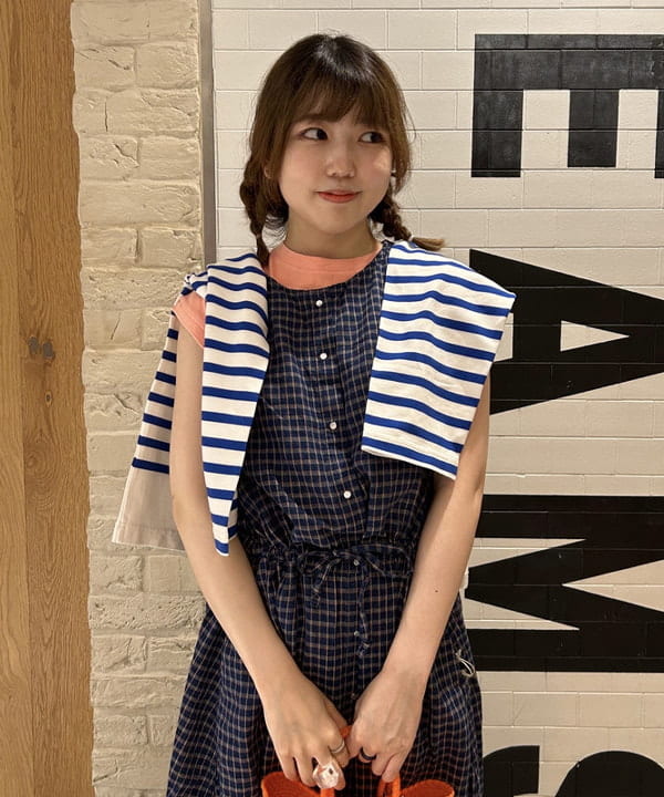 小原 もこさんの「BEAMS WOMEN｜ナバルボーダー ビッグ ボートネック カットソー」を使ったコーディネート