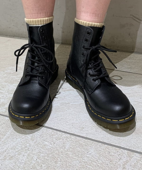 前田 優衣さんの「BEAMS WOMEN｜▲Dr.Martens / PASCAL 8ホール ブーツ」を使ったコーディネート