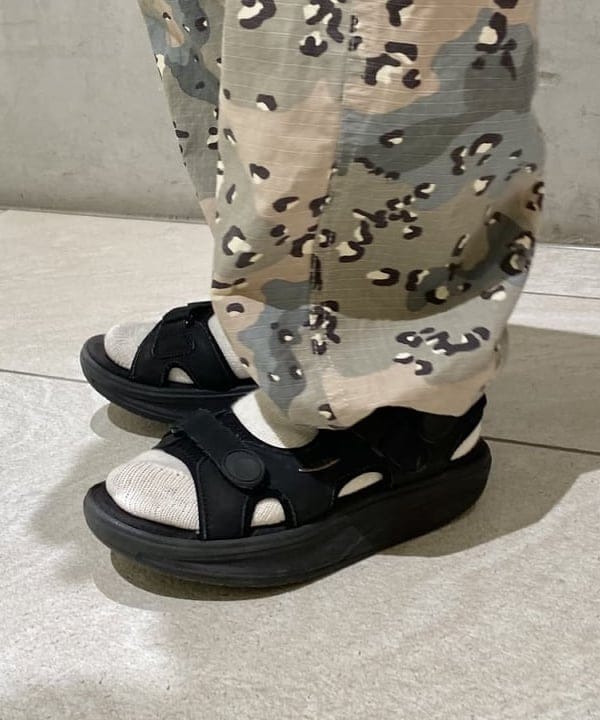 原口 愛さんの「BEAMS WOMEN｜MBT / KISUMU CLASSIC」を使ったコーディネート