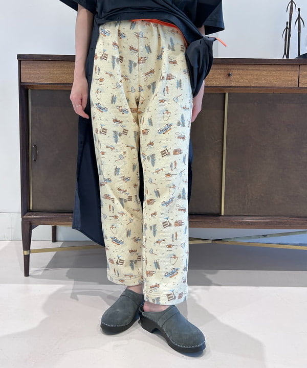 清水 彩乃さんの「BEAMS WOMEN｜BEAMS BOY / キャンプ プリント サーマル イージーパンツ」を使ったコーディネート