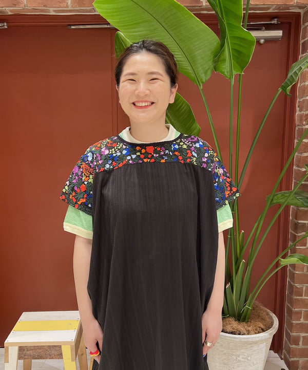 エノモト アミさんの「BEAMS WOMEN｜trepied × BEAMS BOY / 別注 刺繍 ワンピース」を使ったコーディネート