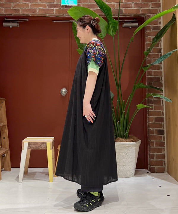 エノモト アミさんの「BEAMS WOMEN｜trepied × BEAMS BOY / 別注 刺繍 ワンピース」を使ったコーディネート