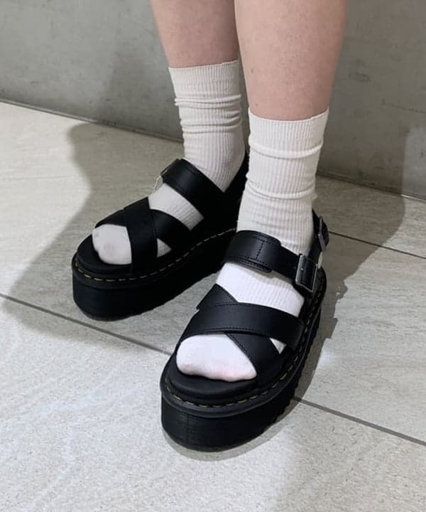前田 優衣さんの「BEAMS WOMEN｜Dr.Martens / VOSS II QUAD サンダル」を使ったコーディネート
